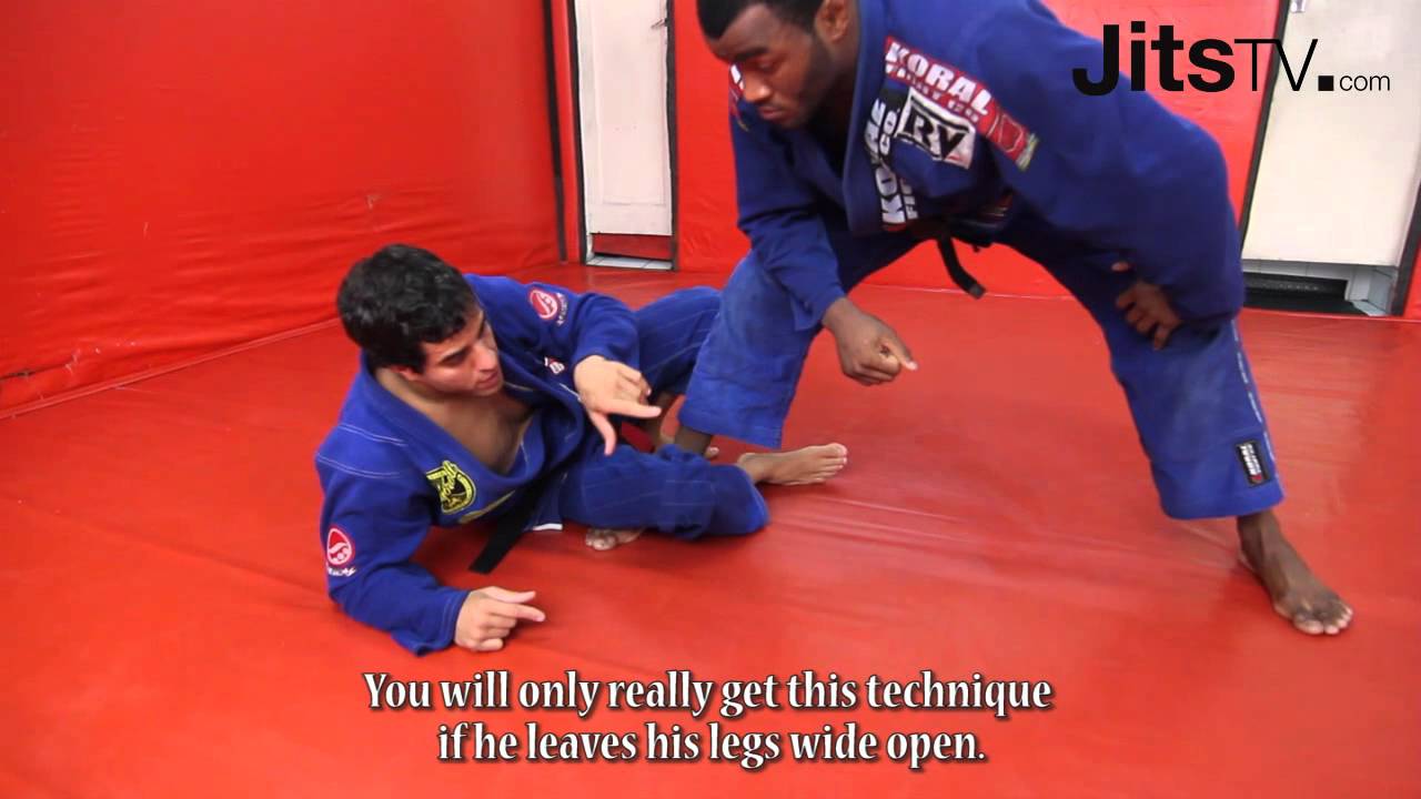 Ricardo Vieira - Half Spider-Guard Sweeps - PART 2 - Jits Magazine