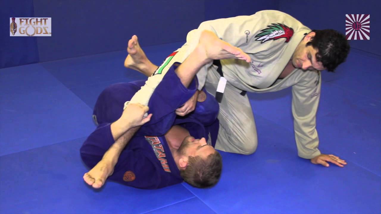 Alexander Trans shows foot submission from Deep half guard