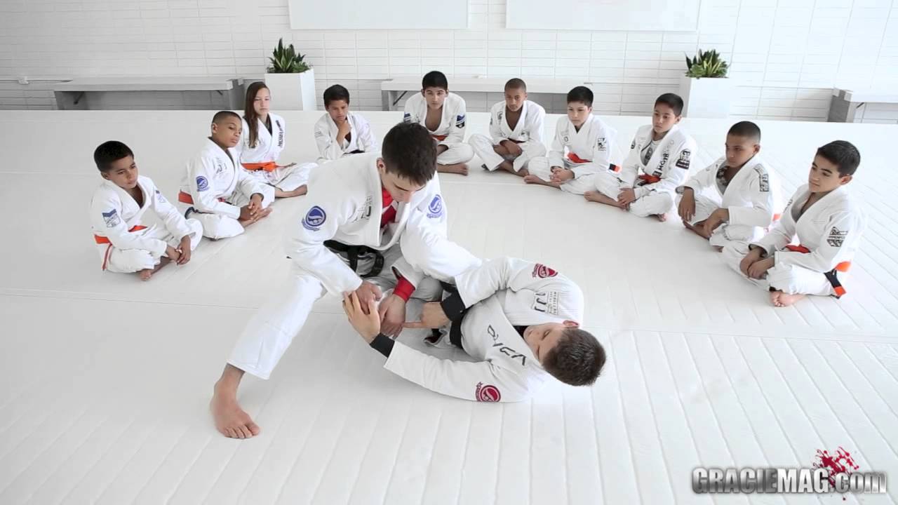 Rafael Mendes teaches a drill to defend the pass and lock the triangle