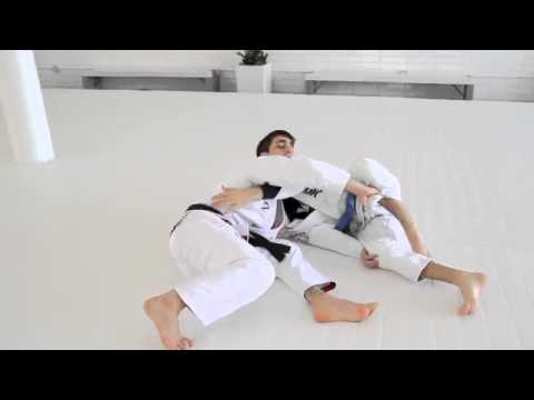 TATAME TV: Gui Mendes ensina raspagem abrindo leque e finalizando na omoplata