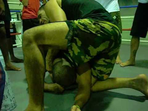 Minotouro ensina guilhotina