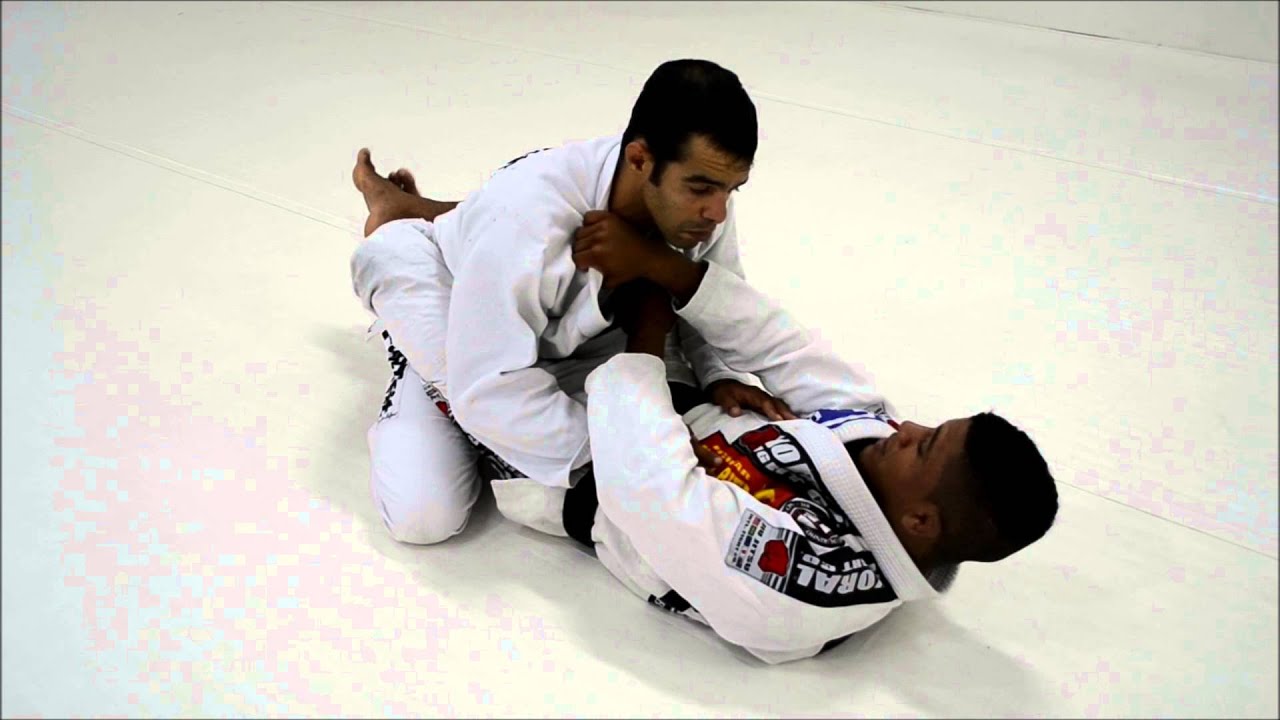 Gilbert Durinho mostra como estrangular de maneira eficiente