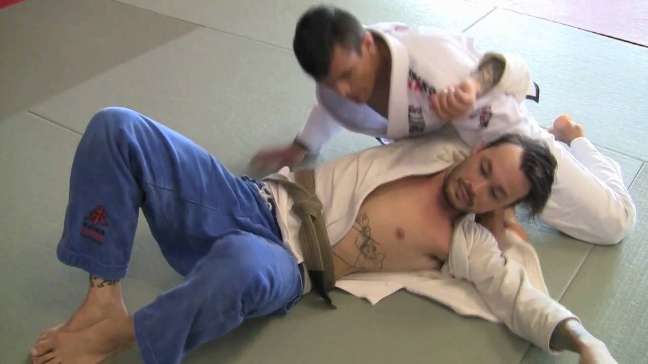 Cobrinha teaches crucifix attacks