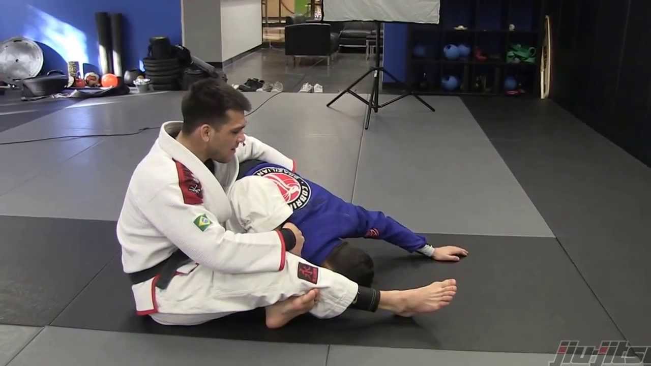 Issue 21: Omoplata From Spider Guard w/ Michael Langhi.