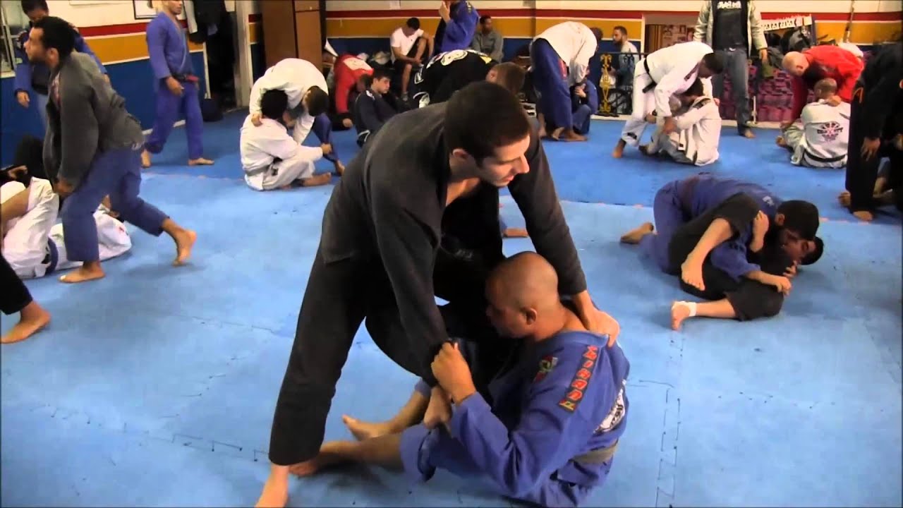 Professor Cícero Costha ensina passagem de guarda no Jiu-Jitsu