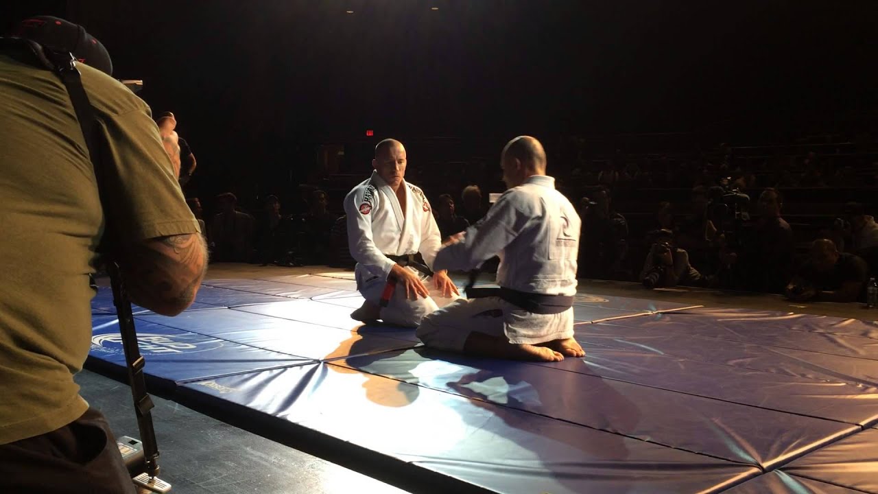 GSP rolling with Royce Gracie at UFC167 Public workout