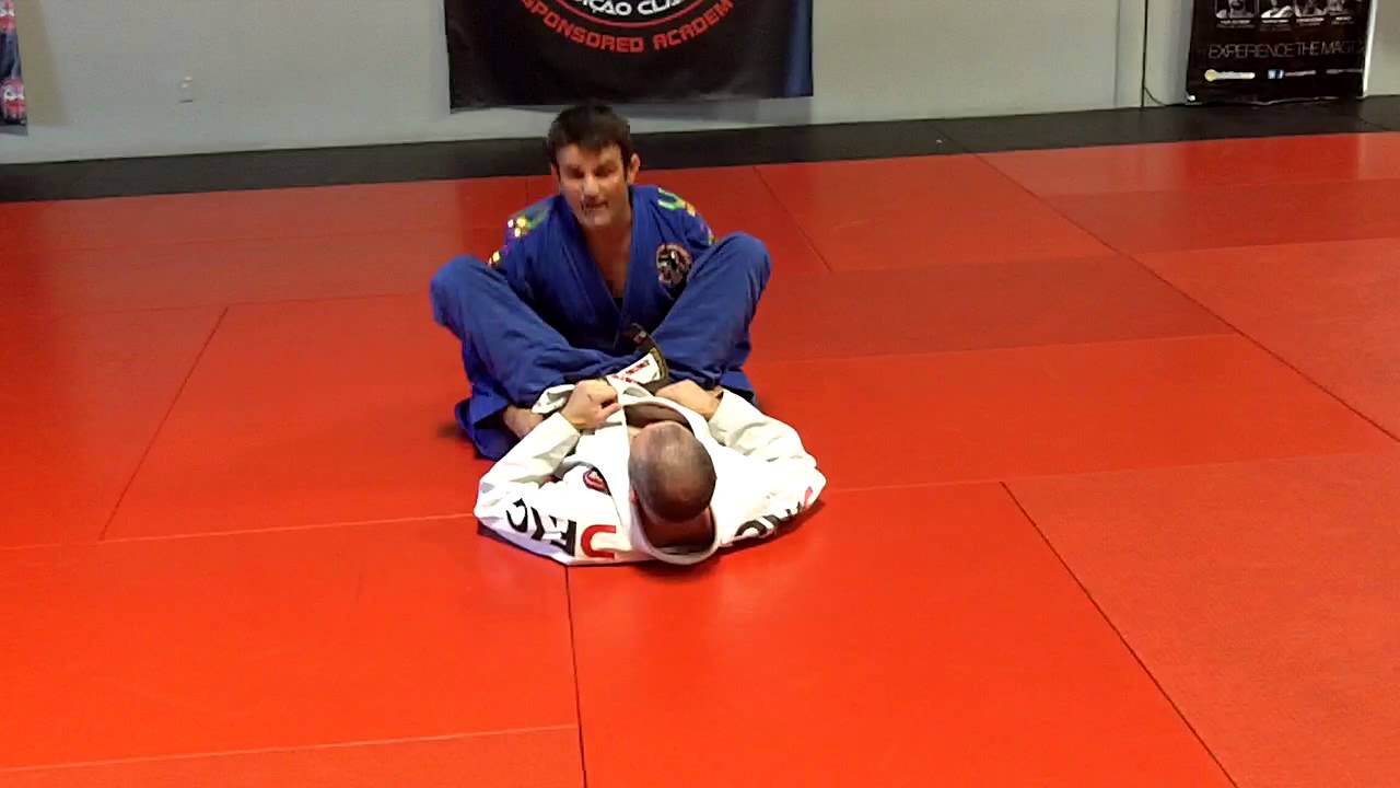 Jiu Jitsu Techniques - Pass the butterfly guard and clock choke