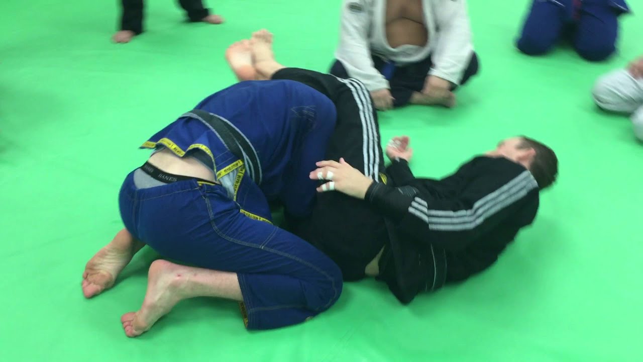 Andrew Smith shows knee pin triangle escape