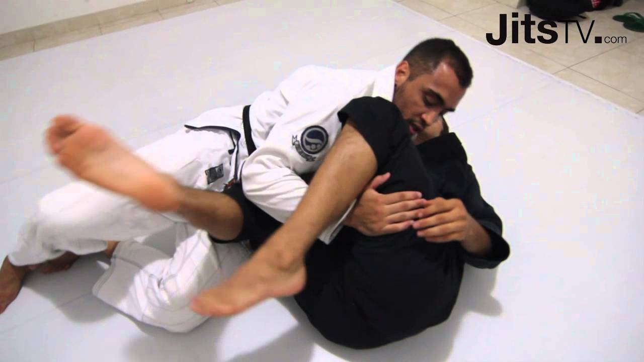 Passing the half-spider guard with Yuri Simoes - PART 2 - Jits Magazine