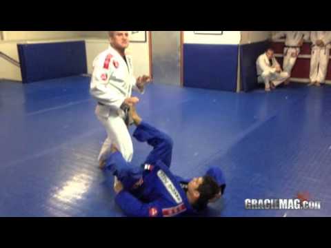 GRACIEMAG.com: Vinicius Draculino teaches three ways of passing the guard